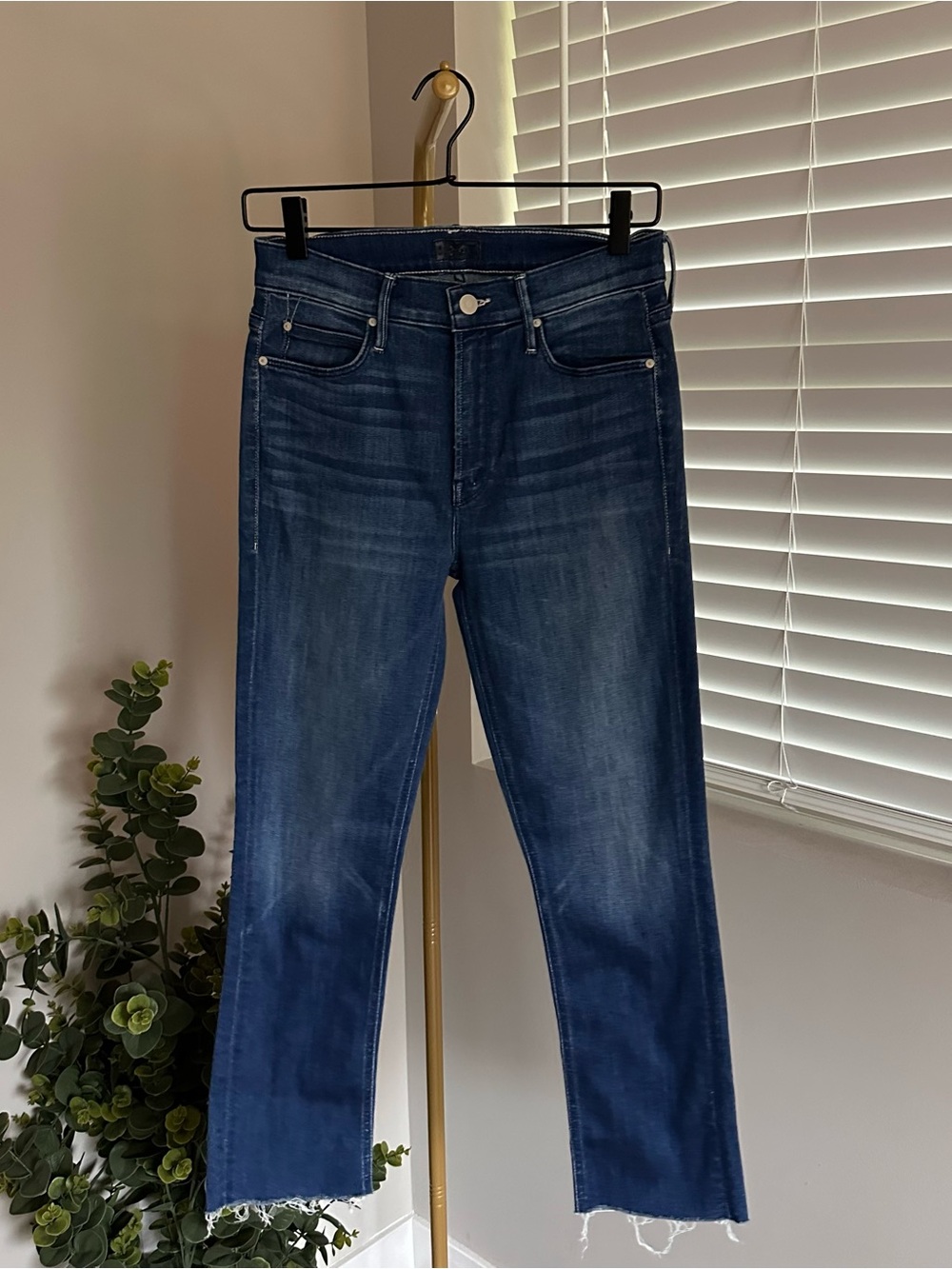 MOTHER The Mid Rise Dazzler Crop Fray 28